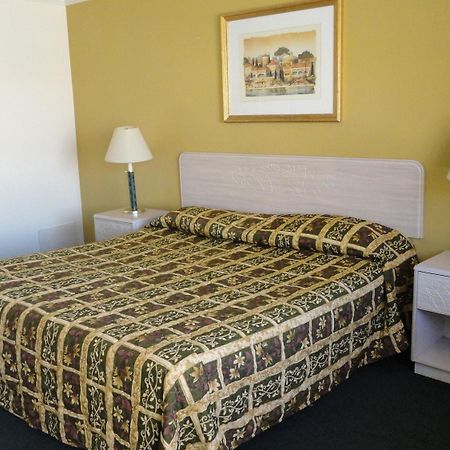 Imperial 400 Motor Inn Нийдълс Екстериор снимка