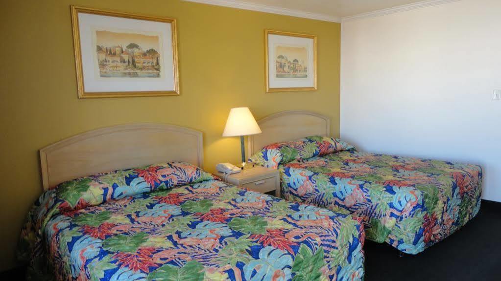 Imperial 400 Motor Inn Нийдълс Екстериор снимка